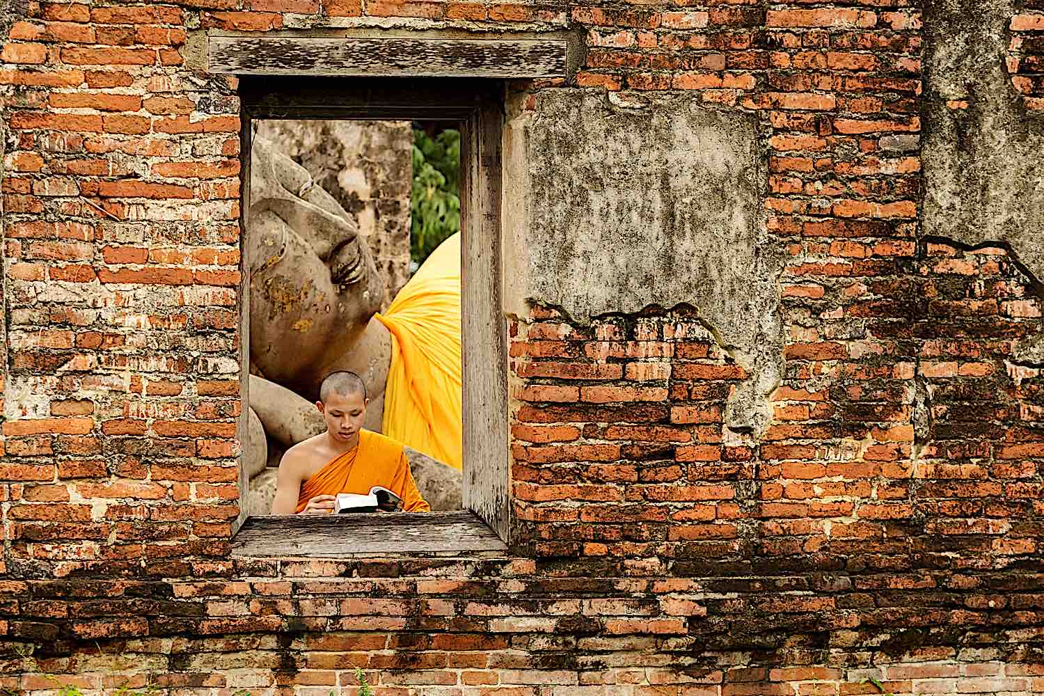 Buddha Weekly Books (BWB) 2 Buddha Weekly Monk reading a book in front of Reclining Buddha dreamstime 60522913 Buddhism