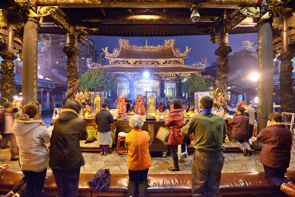 Buddhist-worshippers_32631040-low Buddhist-worshippers_32631040-low